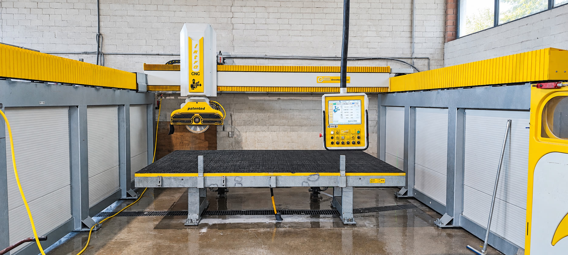 Unsere CNC-Brückensäge in der eigenen Werkstatt in Reken