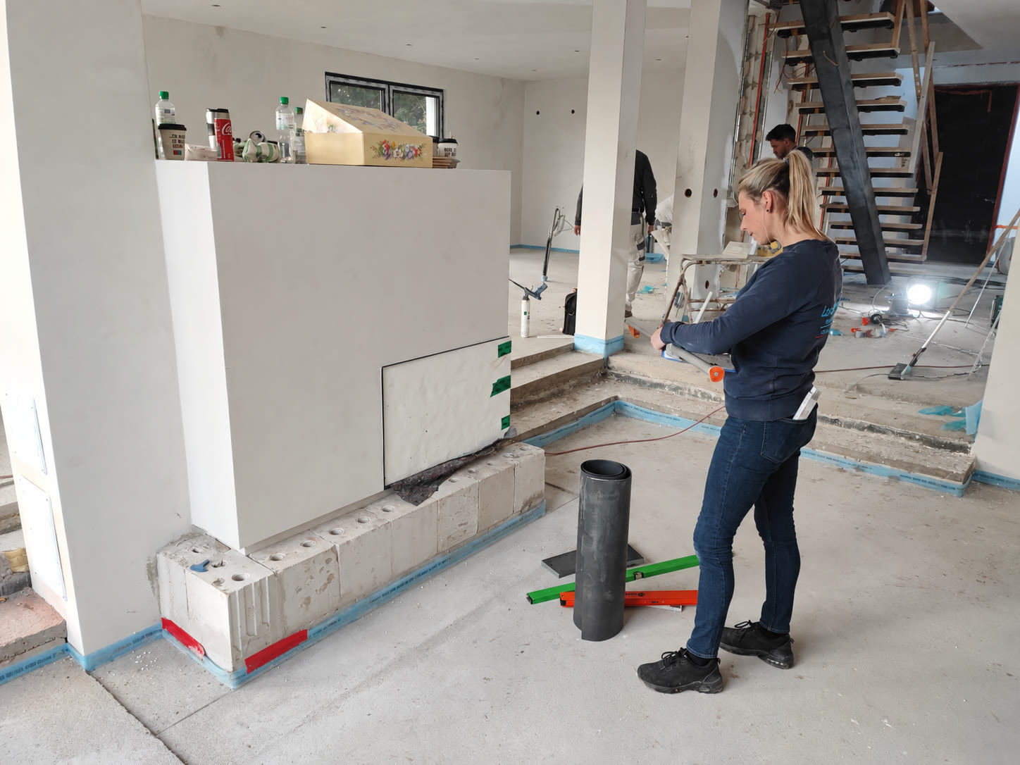 Lisa Handel beim Aufmaß auf einer Baustelle