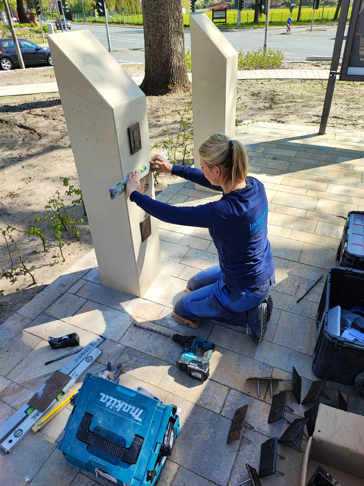 Lisa Handel bei der Montage eines Grabmals