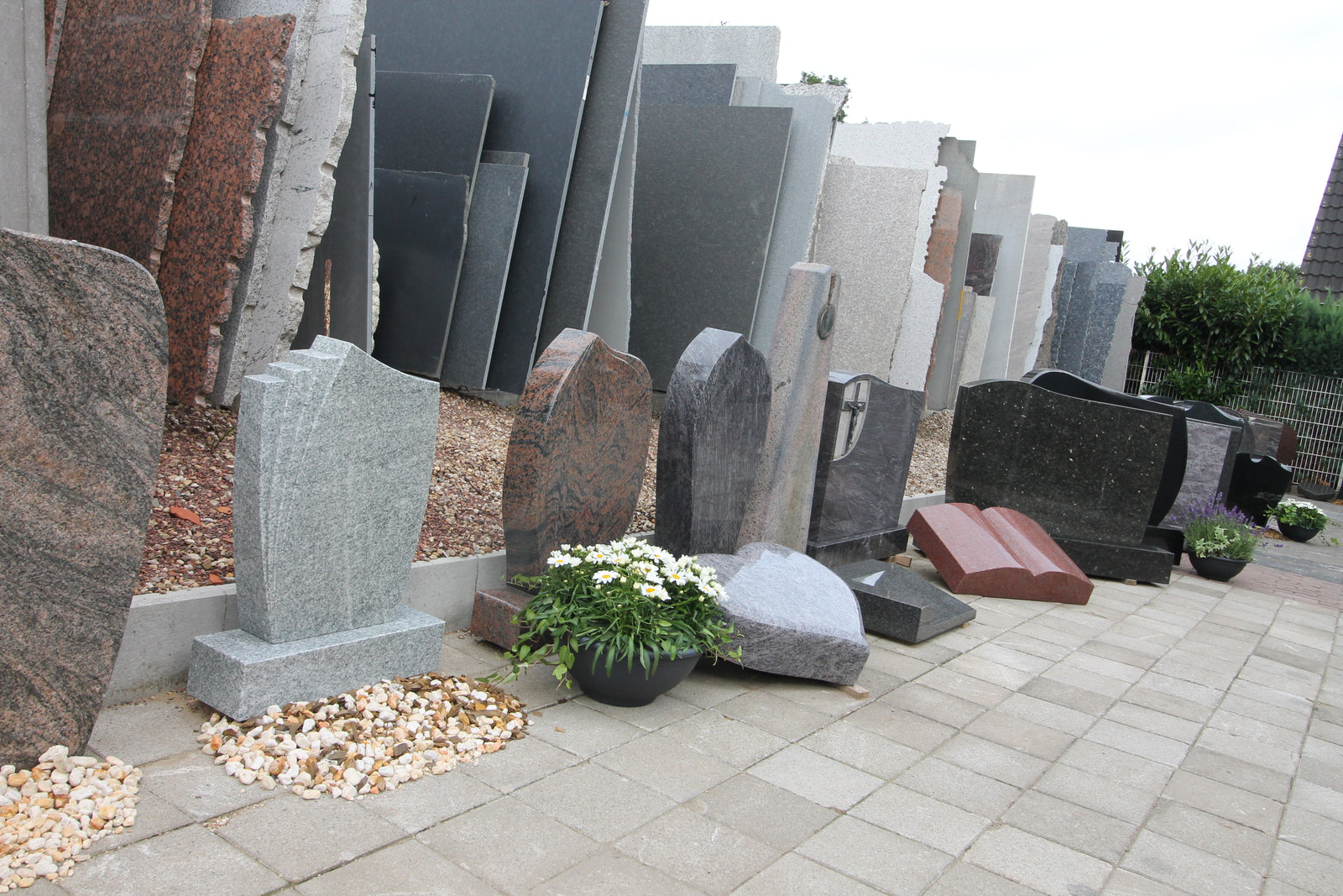 Verschiedene Grabmale in der Löchtermann-Ausstellung